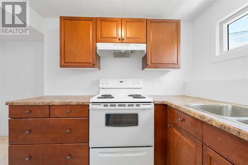 224 Penswood Way Se, Calgary, AB - Indoor Photo Showing Kitchen