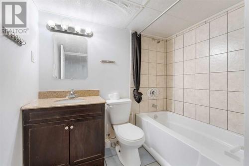 224 Penswood Way Se, Calgary, AB - Indoor Photo Showing Bathroom