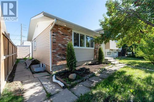 224 Penswood Way Se, Calgary, AB - Outdoor