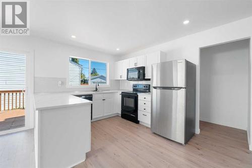 224 Penswood Way Se, Calgary, AB - Indoor Photo Showing Kitchen