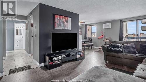 150 Park Street West Unit# 702, Windsor, ON - Indoor Photo Showing Living Room