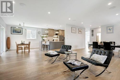 2208 Red Thorne Avenue, London, ON - Indoor Photo Showing Living Room