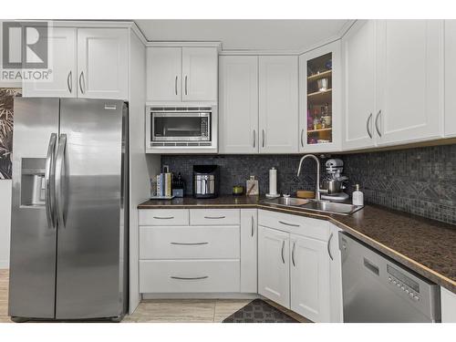 2114 Fleming Place, Kamloops, BC - Indoor Photo Showing Kitchen With Stainless Steel Kitchen With Double Sink With Upgraded Kitchen