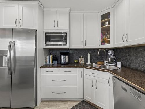 2114 Fleming Place, Kamloops, BC - Indoor Photo Showing Kitchen With Stainless Steel Kitchen With Double Sink With Upgraded Kitchen