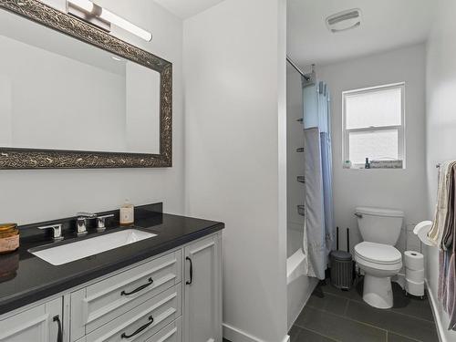 2114 Fleming Place, Kamloops, BC - Indoor Photo Showing Bathroom