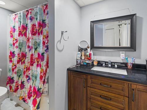 2114 Fleming Place, Kamloops, BC - Indoor Photo Showing Bathroom