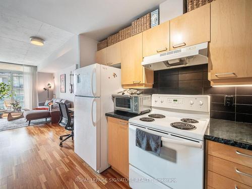 1026-333 Adelaide St E, Toronto, ON - Indoor Photo Showing Kitchen