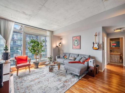 1026-333 Adelaide St E, Toronto, ON - Indoor Photo Showing Living Room