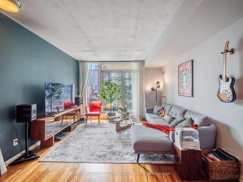 1026-333 Adelaide St E, Toronto, ON - Indoor Photo Showing Living Room