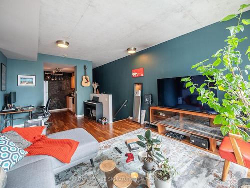 1026-333 Adelaide St E, Toronto, ON - Indoor Photo Showing Living Room