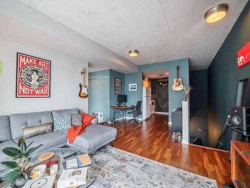 1026-333 Adelaide St E, Toronto, ON - Indoor Photo Showing Living Room