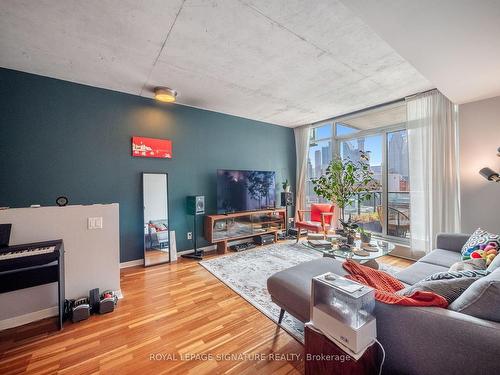 1026-333 Adelaide St E, Toronto, ON - Indoor Photo Showing Living Room