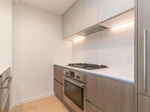 704-2000 Hannington Rd, Langford, BC - Indoor Photo Showing Kitchen