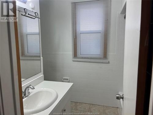 2233 Howard Ave., Windsor, ON - Indoor Photo Showing Bathroom