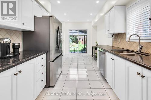 6207 Mccracken Drive, Mississauga, ON - Indoor Photo Showing Kitchen With Double Sink With Upgraded Kitchen