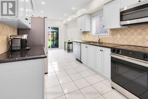 6207 Mccracken Drive, Mississauga, ON - Indoor Photo Showing Kitchen