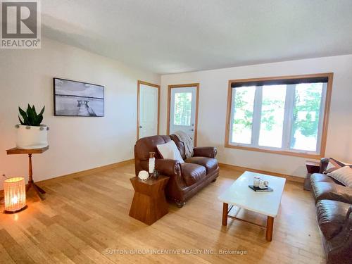 34 Hunts Road, Huntsville, ON - Indoor Photo Showing Living Room