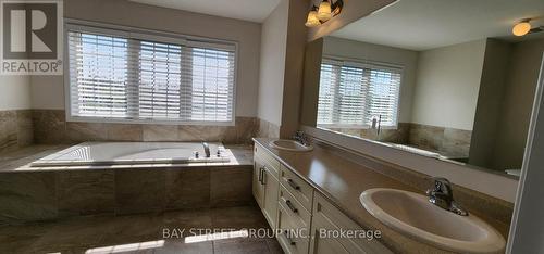 246 Degraaf Crescent, Aurora, ON - Indoor Photo Showing Bathroom