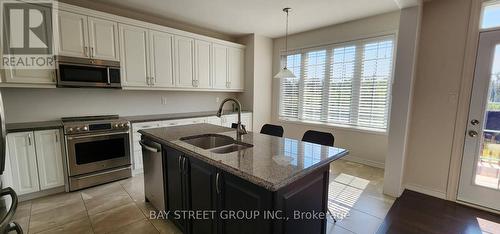 246 Degraaf Crescent, Aurora, ON - Indoor Photo Showing Kitchen With Double Sink