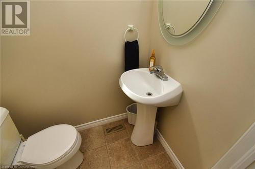 207 East 24Th Street, Hamilton, ON - Indoor Photo Showing Bathroom