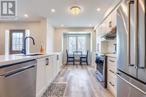 3109 Stornoway Circle, Oakville, ON - Indoor Photo Showing Kitchen With Upgraded Kitchen