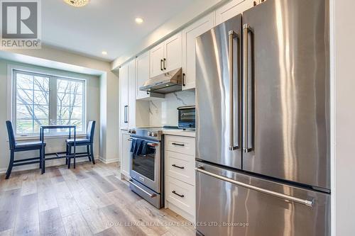 3109 Stornoway Circle, Oakville, ON - Indoor Photo Showing Kitchen