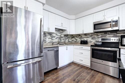 564 Blair Creek Drive, Kitchener, ON - Indoor Photo Showing Kitchen With Double Sink With Upgraded Kitchen