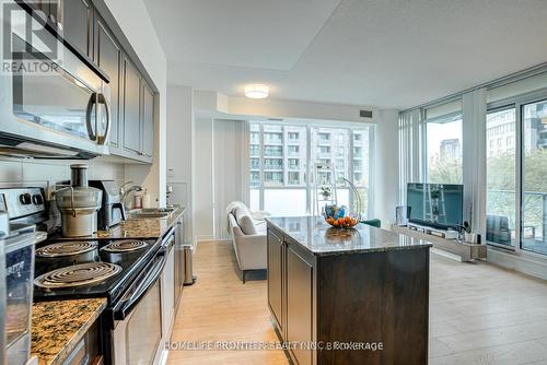 383 - 209 Fort York Boulevard, Toronto, ON - Indoor Photo Showing Kitchen