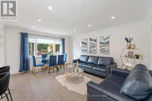 79 Castlefield Drive, Hamilton, ON - Indoor Photo Showing Living Room