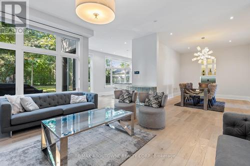 2209 Sloane Drive, Oakville, ON - Indoor Photo Showing Living Room