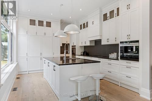 2209 Sloane Drive, Oakville, ON - Indoor Photo Showing Kitchen With Upgraded Kitchen