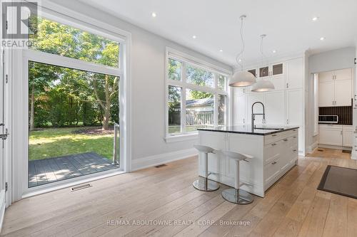 2209 Sloane Drive, Oakville, ON - Indoor Photo Showing Kitchen