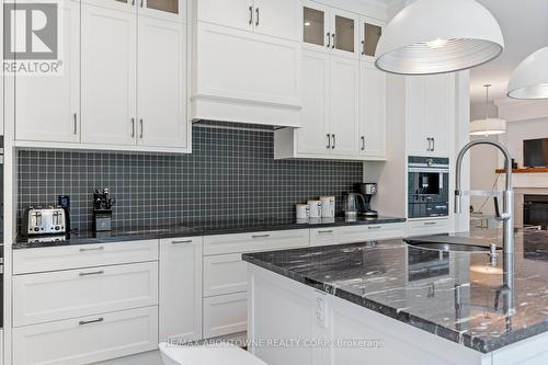 2209 Sloane Drive, Oakville, ON - Indoor Photo Showing Kitchen With Upgraded Kitchen