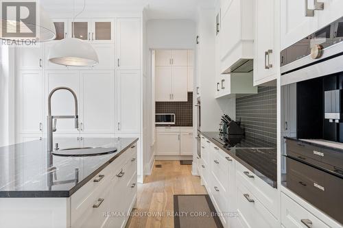 2209 Sloane Drive, Oakville, ON - Indoor Photo Showing Kitchen With Upgraded Kitchen