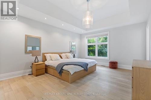 2209 Sloane Drive, Oakville, ON - Indoor Photo Showing Bedroom