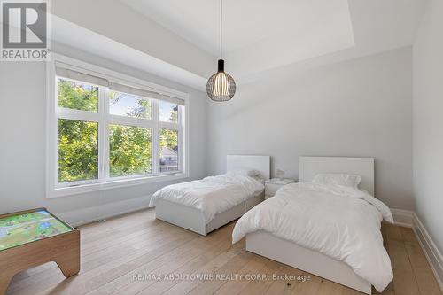 2209 Sloane Drive, Oakville, ON - Indoor Photo Showing Bedroom