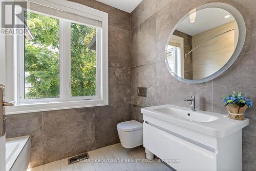 2209 Sloane Drive, Oakville, ON - Indoor Photo Showing Bathroom