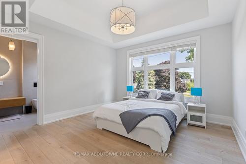 2209 Sloane Drive, Oakville, ON - Indoor Photo Showing Bedroom