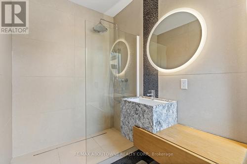 2209 Sloane Drive, Oakville, ON - Indoor Photo Showing Bathroom