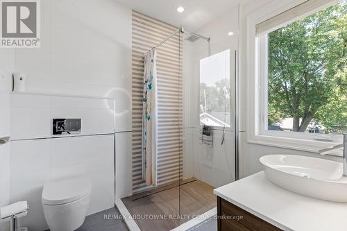 2209 Sloane Drive, Oakville, ON - Indoor Photo Showing Bathroom