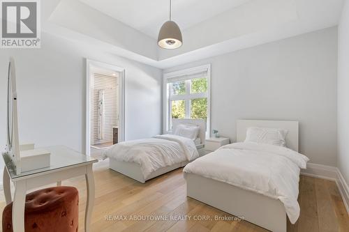 2209 Sloane Drive, Oakville, ON - Indoor Photo Showing Bedroom