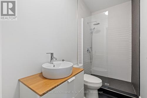 2209 Sloane Drive, Oakville, ON - Indoor Photo Showing Bathroom