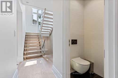 2209 Sloane Drive, Oakville, ON - Indoor Photo Showing Bathroom