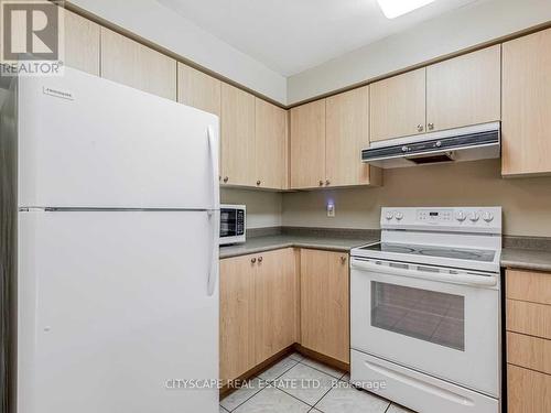 602 - 2565 Erin Centre Boulevard, Mississauga, ON - Indoor Photo Showing Kitchen