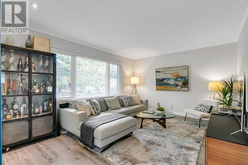 47 Cynthia Road, Toronto, ON - Indoor Photo Showing Living Room