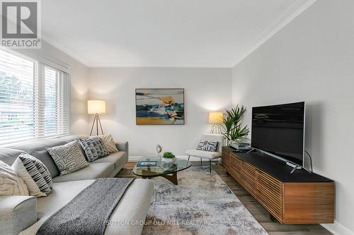 47 Cynthia Road, Toronto, ON - Indoor Photo Showing Living Room