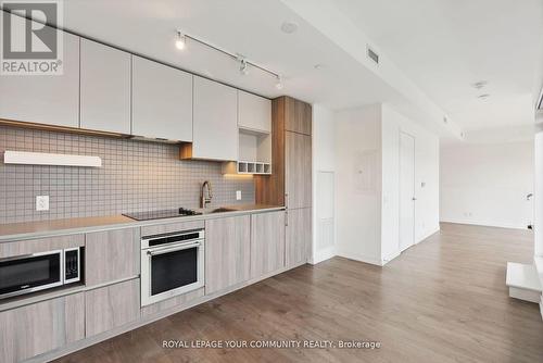 512 - 950 Portage Parkway, Vaughan, ON - Indoor Photo Showing Kitchen