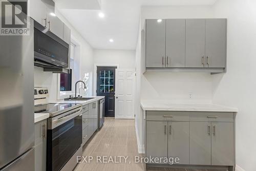 88 Clyde Street, Hamilton, ON - Indoor Photo Showing Kitchen