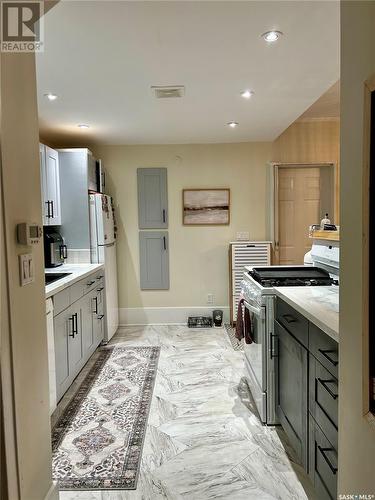 824 4Th Avenue N, Saskatoon, SK - Indoor Photo Showing Kitchen