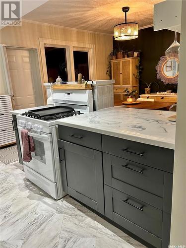 824 4Th Avenue N, Saskatoon, SK - Indoor Photo Showing Kitchen